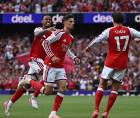 Arsenal se impuso sobre el Chelsea de Xabi Alonso y mantiene la pelea con el Manchester City por el liderato.