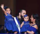 El presidente de El Salvador, Nayib Bukele, acompañado de su esposa Gabriela Rodríguez y sus hijas, asiste a la ceremonia de investidura de su segundo mandato consecutivo, en la Plaza Gerardo Barrios de San Salvador (El Salvador).