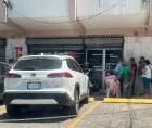 Abonados hacen fila frente a las oficinas de servicio al cliente de la Empresa Nacional de Energía Eléctrica (Enee), en el barrio Guamilito de San Pedro Sula, norte de Honduras.