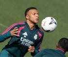 El delantero sigue sin poder entrenar con el club y no estaría para el duelo del fin de semana con el Real Madrid.