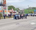 Escena del ataque armado ocurrido en las inmediaciones del Seguro Social en San Pedro Sula, donde dos jóvenes fueron atacados a balazos durante la madrugada.