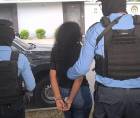 Alias “La Morena”, de 25 años, fue detenida por agentes de la DAET en la colonia La Aurora de San Pedro Sula, señalada por presunta extorsión.