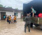 En zonas de riesgo del valle de Sula, personas militar y Copeco han evacuado a varias familias.