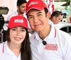 Salvador Nasralla e Iroshka Elvir durante una actividad de la campaña política de las elecciones generales de 2025.