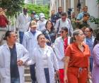 Delegación del Colegio Médico de Honduras ingresa a Casa Presidencial para participar en la mesa de diálogo con el Gobierno sobre la crisis en el sistema de salud público.