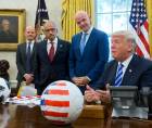 Infantino está en el ojo del huracán tras su nueva propuesta de vender los derechos del Mundial. FOTOS EFE.