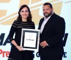 Calixto entregó un reconocimiento a la licenciada Lizza Bobadilla por la labor de La Prensa con la Maratón.FOTO: YOSEPH AMAYA.