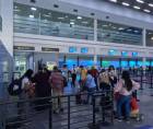 Hondureños esperan registrarse en el aeropuerto Ramón Villeda Morales de San Pedro Sula.