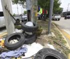 Semanas llevan esas llantas en la mediana de la avenida Júnior. Los peatones tienen que buscar por donde cruzar pues en casi toda esa mediana hay promontorios de ramas secas, basura, muebles viejos y llantas. Todo se ha convertido en un criadero de zancudos.