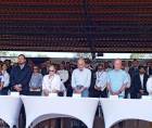 El presidente Nasry Asfura, en compañía de su esposa Lissette Del Cid y representantes de la Secretaría de Salud.