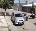 Video del momento del asalto de tres hombres en motocicleta a una mujer en Tegucigalpa