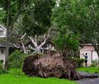 Una casa resulta gravemente dañada por un árbol caído después de que fuertes vientos y lluvias azotaran la región el 17 de mayo de 2024 en Houston, Texas.