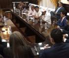 Representantes de taxistas tradicionales y de plataformas digitales durante la reunión con el presidente del Congreso Nacional, Tomás Zambrano, donde acordaron continuar el diálogo.