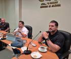 Representantes de la Cámara de Comercio, vendedores ceibeños y el alcalde Bader Dip durante la reunión en la que acordaron buscar regulación legislativa para el comercio oriental.