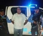 El excongresista Martínez Turcios junto a dos policías durante su detención en Colón.