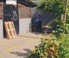 Un hombre murió y una mujer resultó gravemente herida luego de que un sujeto presuntamente atacara a ambos tras sorprender a su amigo con su pareja en una situación íntima. El hecho ocurrió en el sector El Playón, en San Pedro Sula, y es investigado por la Policía Nacional.