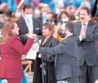 Imagen de archivo en donde la jueza Karla Liseth Romero toma promesa de ley a la presidenta; a su lado está Luis Redondo.