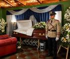 Familiares y allegados participan en la velatoria del oficial Adán Emanuel Rodríguez, quien murió en el cumplimiento de su deber.