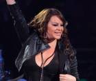 A 13 años del fatal accidente de avión que le quito la vida el 9 de diciembre del 2012, la muerte de Jenni Rivera, la Diva de la Banda, continúa viéndose rodeada por un aire de misterio el cual ha dado pie a múltiples teorías por parte del público y los medios, siendo una de las más famosas aquella en donde se afirma que la cantante realmente falleció a causa de un atentado directo.