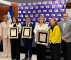 Cohep otorga reconocimiento a los consejeros Cossette López, Ana Paola Hall y Carlos Cardona.