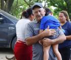 El abuelo de Mateo Natarén lo abraza profundamente tras ser hallado.