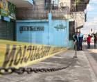 El hombre, identificado preliminarmente como Ever Muñoz, quedó tendido sobre el pavimento. Al momento del hecho vestía una camisa roja, jeans azules y tenis negros