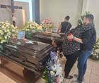 Familiares y amigos despiden a tres miembros de la familia Deras Zelaya en la funeraria de La Alameda, tras el trágico accidente en Santa Bárbara.