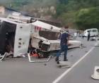 Un fuerte accidente de tránsito se registró la tarde de este miércoles entre una rastra y un bus que trasladaba a agentes policiales en la cuesta de El Rodeo.