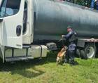 Agentes antidrogas inspeccionaron la cisterna donde fueron encontrados 56 fardos que contenían los 1,240 kilos de cocaína.