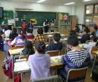 <b>Niños reciben clases en un aula de una escuela en Estados Unidos.</b>