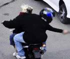 Imagen del video de los sicarios en moto en el momento que le disparan al taxista.