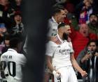 Álvaro Morata celebra con sus compañeros el gol que ha marcado ante el Real Madrid.