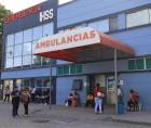 Pacientes esperan en la entrada de la Emergencia del hospital regional del IHSS.