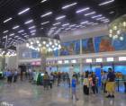 Viajeros realizan trámites de abordaje en el aeropuerto Ramón Villeda Morales.