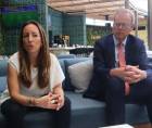 La embajadora Juliana Correa y el jefe de cooperación internacional del Reino Unido, Tim Read.