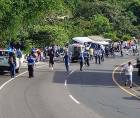 Equipos de socorro y autoridades policiales trabajan en la escena del accidente en la CA-5.