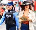 La belleza, el carisma y la elegancia fueron parte del espectáculo que dejó el tradicional Desfile de Carrozas, donde decenas de mujeres deslumbraron con su presencia durante una de las actividades más emblemáticas de la Feria Juniana, celebrada en el marco del 490 aniversario de la fundación de San Pedro Sula. FOTOS: Yoseph Amaya.