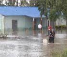 Foto de archivo que muestra a una persona caminando frente a una casa inundada por la crecida de un río en Cuba tras el paso del huracán Melissa. EFE