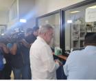 Roberto Contreras se presentó a los tribunales de San Pedro Sula a querellar al vicealcalde Omar Menjívar.
