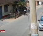 Cámaras de videovigilancia captan el momento del ataque armado contra Eder Santos cuando regresaba con su hija de la escuela en Lima, Perú.