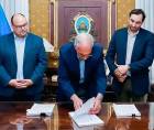 El presidente Nasry Asfura firma la Ley de Energía Eléctrica durante un acto realizado en Casa Presidencial.