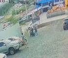 Las cámaras de seguridad de un autolote en la colonia Flor del Campo, Comayagüela, captaron el asalto a clientes y el momento en que un policía intentó detener a los sospechosos.