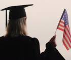 El programa OPT permite que estudiantes extranjeros trabajen en EE.UU. en posiciones relacionadas con su área de estudios hasta por un año.