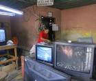 Los constantes apagones y las interrupciones del servicio de energía eléctrica continúan causando daños a electrodomésticos como televisores, refrigeradoras, microondas, ventiladores, aires acondicionados y computadoras. Aunque la legislación contempla un mecanismo de indemnización para los usuarios afectados, muchos desisten de presentar el reclamo porque consideran que el proceso es complejo y con pocas posibilidades de éxito.