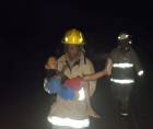 Los bomberos lograron sacar al menor antes de que el fuego se propagara por completo.