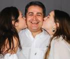 A diez días del regreso del expresidente Juan Orlando Hernández (JOH), sus hijas, Daniela Hernández García e Isabella Hernández García, compartieron este jueves nuevos detalles sobre cómo será su llegada al país el próximo 26 de julio.