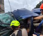 Un aparatoso accidente de tránsito estuvo a punto de terminar en tragedia en la carretera CA-13, a la altura de la colonia La Guadalupe, en San Manuel, Cortés, donde un hombre quedó atrapado entre los hierros retorcidos de su carro tras impactar contra un pick-up.