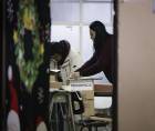 Miembros de un comité electoral preparan el inicio de las elecciones en un colegio electoral en Costa Rica, este 1 de febrero de 2026. EFE/