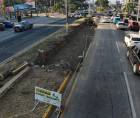 La municipalidad colocó un rótulo que indica que en la mediana se hará una bahía vehicular.