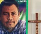 Fotografía del 23 de mayo de 2026 que muestra un cartel con el retrato del ambientalista Juan López, en Tocoa, Colón (Honduras).